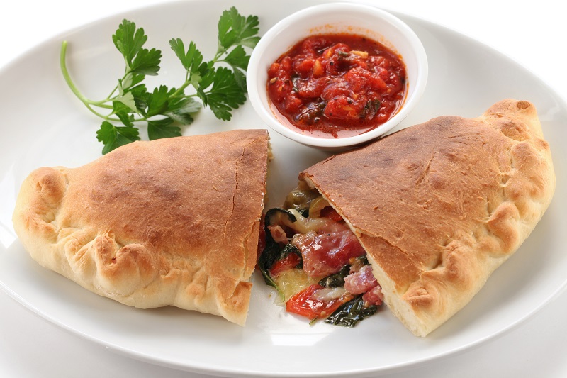 Pizza Calzone – Zamknięta Pizza z pysznym, aromatycznym nadzieniem. Ten ...